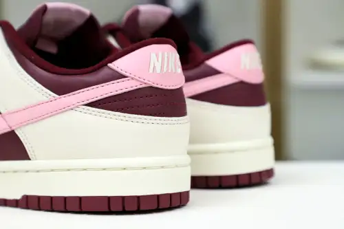 Nike Dunk Low Valentine Day 