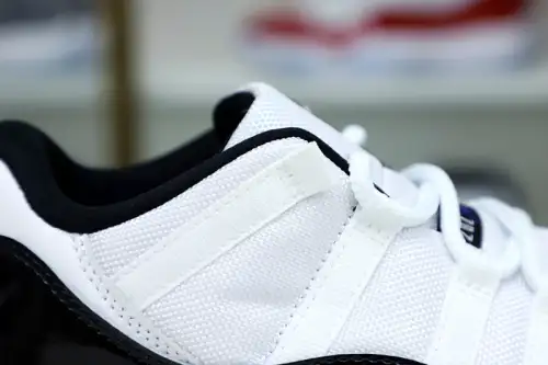 Air Jordan 11 Retro Low Concord 