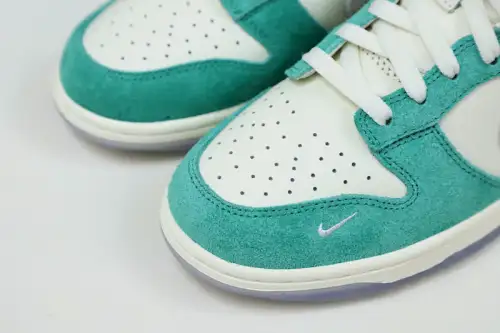 Kasina X Dunk Low 