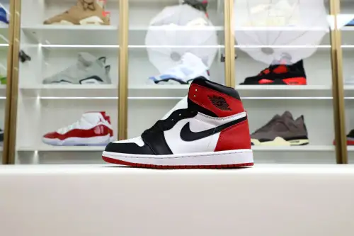 Air Jordan 1 Retro Black Toe (2016) 