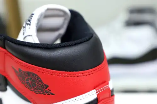 Air Jordan 1 Retro Black Toe (2016) 