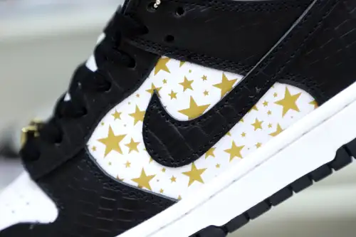 Supreme X Nike Sb Dunk Low 