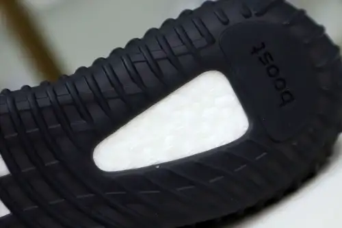Yeezy Boost 350 V2 