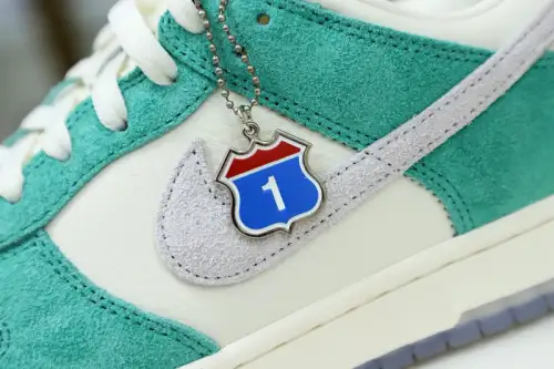 Kasina X Dunk Low 