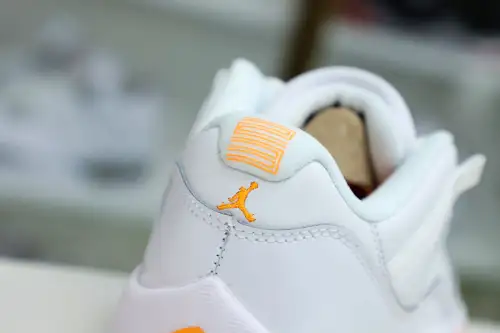 Wmns Air Jordan 11 Retro Low 