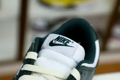 Nike Wmns Dunk Low 
