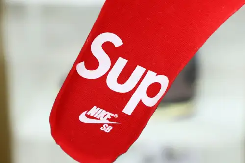 Supreme X Nike Sb Dunk Low 