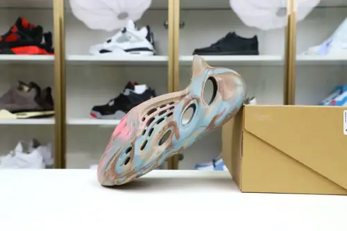Yeezy Foam Rnnr Mx Sand Grey 