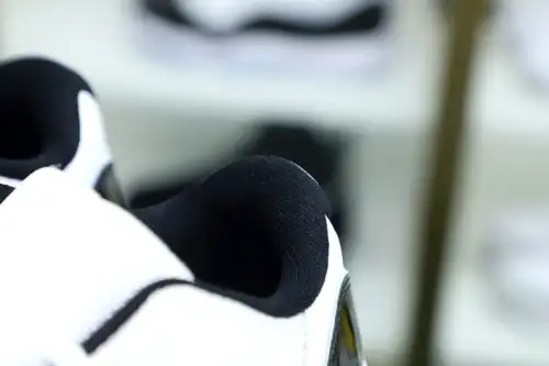 Air Jordan 11 Retro Low Concord 