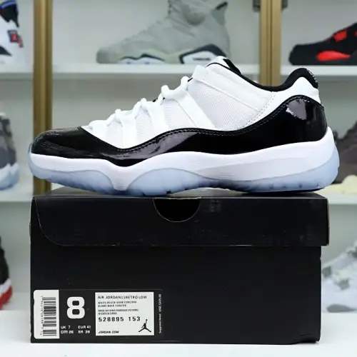 Air Jordan 11 Retro Low Concord