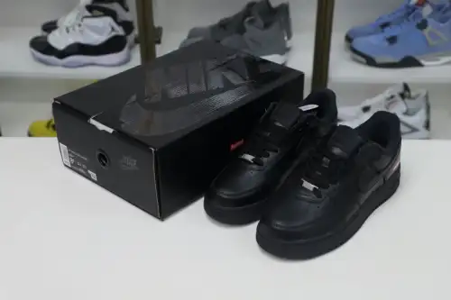 Supreme Nike Air Force 1 Low 