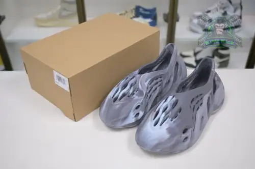 Yeezy Foam Runner 220D25